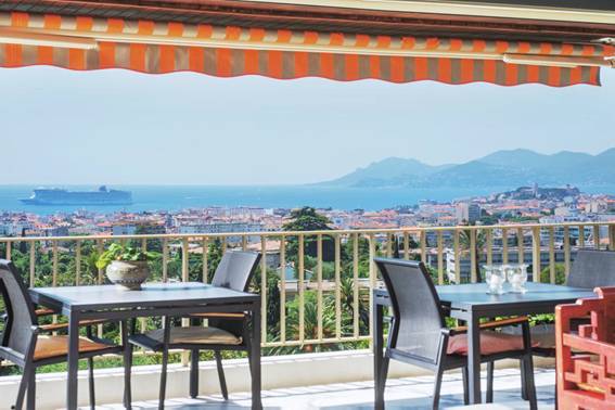 Appartement à vendre dans un style bourgeois dans la région de Cannes Montrose avec vue sur mer