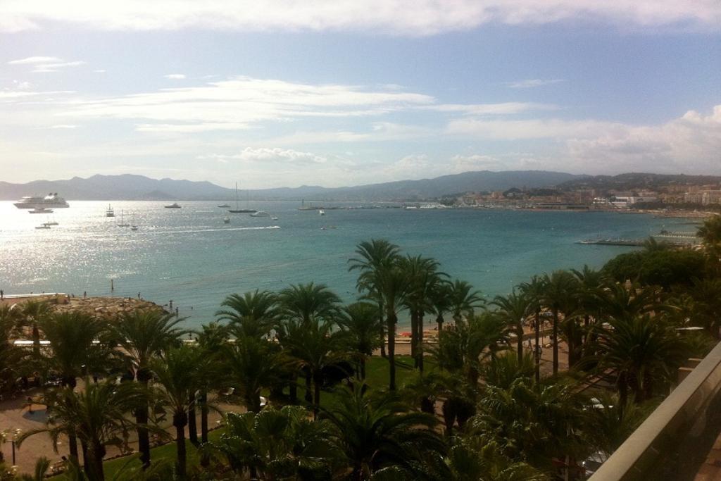 Cannes. La Croisette. Bel appartement à l'étage supérieur. Récemment rénové.